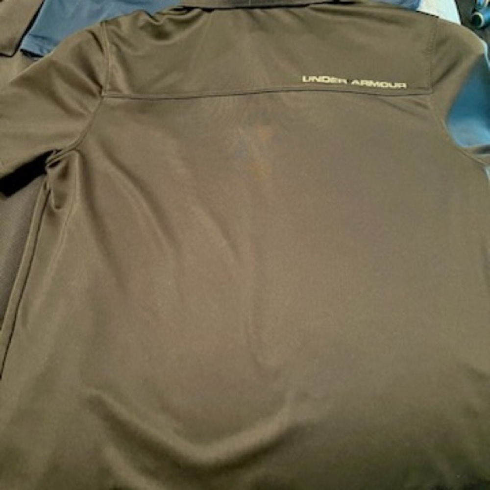 Under Armour shirts fair condition youth medium bundle.   6 black. 1 navy blue.